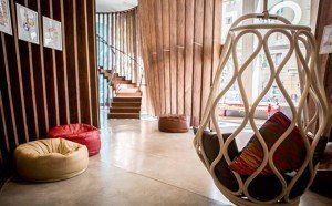 o lobby e a cadeira do Generator Hostel em Barcelona o lobby e a cadeira do Generator Hostel em Barcelona