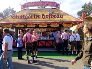 Oktoberfest de Stuttgart com cerveja e roupas típicas, o Dirdnl Oktoberfest de Stuttgart com cerveja e roupas típicas, o Dirdnl