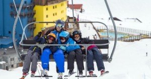 A professora Ann Schorling se diverte com os alunos no teleférico em Portillo, no Chile A professora Ann Schorling se diverte com os alunos no teleférico em Portillo, no Chile