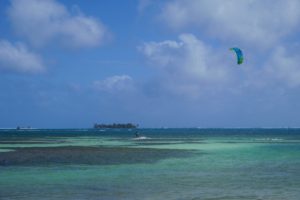 A ilha de Johnny Cay está ali na frente mas com vento não dá para chegar A ilha de Johnny Cay está ali na frente mas com vento não dá para chegar