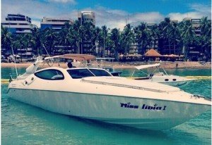Lancha ou barco Cigarrette em Maceió, Alagoas, Brasil Lancha ou barco Cigarrette em Maceió, Alagoas, Brasil