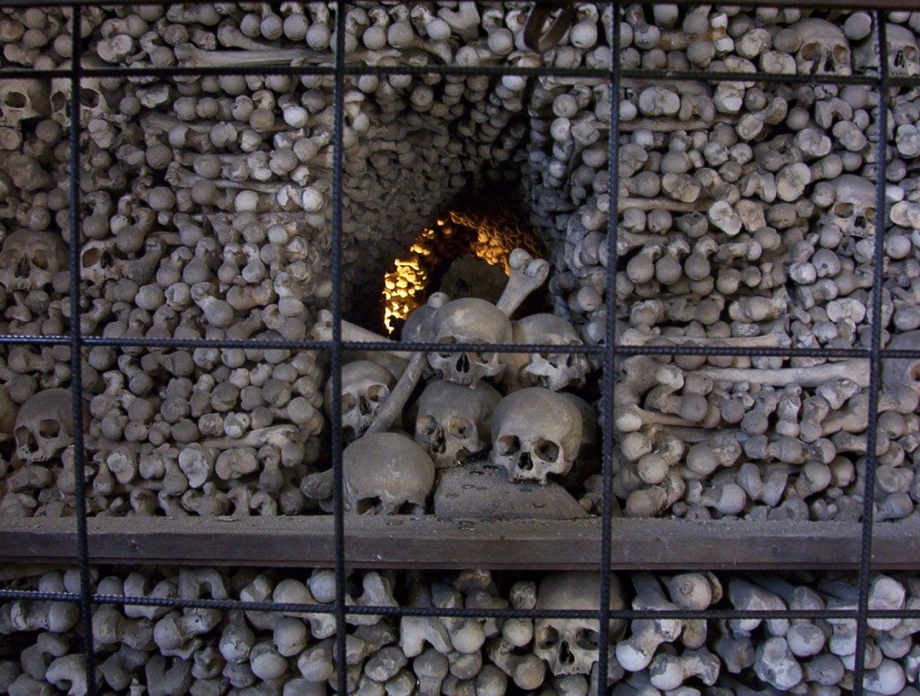 Os crânios da Capela dos Ossos, em Kutná Hora Os crânios da Capela dos Ossos, em Kutná Hora