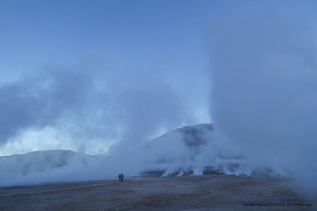 geiseres de tatio no amanhecer com muita fumaça no Atacama. Chile geiseres de tatio no amanhecer com muita fumaça no Atacama. Chile