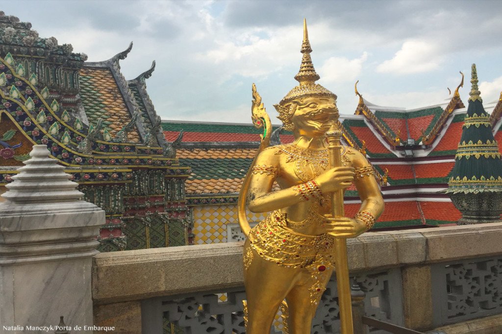Escultura dourada no Grand Palace, em Bangkok, Tailandia Escultura dourada no Grand Palace, em Bangkok, Tailandia