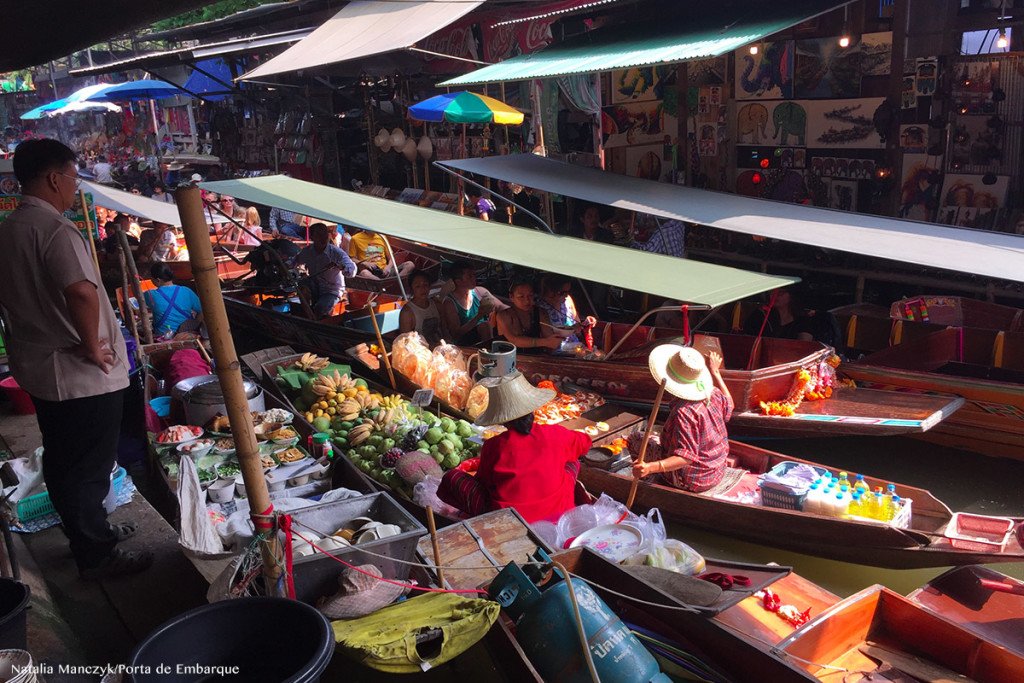 vendedores de comida em barcos no Mercado flutuante, perto de bangkok vendedores de comida em barcos no Mercado flutuante, perto de bangkok