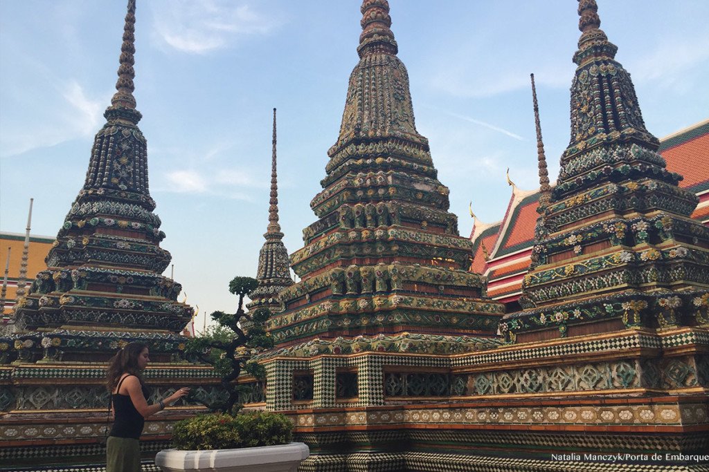 Wat Pho, templo do Buda Deitado, em Bangkok, moça ao ar livre Wat Pho, templo do Buda Deitado, em Bangkok, moça ao ar livre