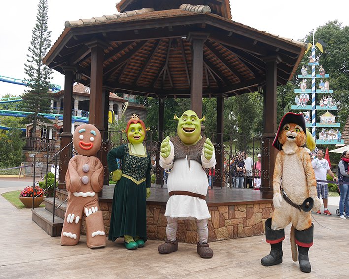 Os personagens do Shreck ficam pelo parque pra encontrar as crianças Os personagens do Shreck ficam pelo parque pra encontrar as crianças