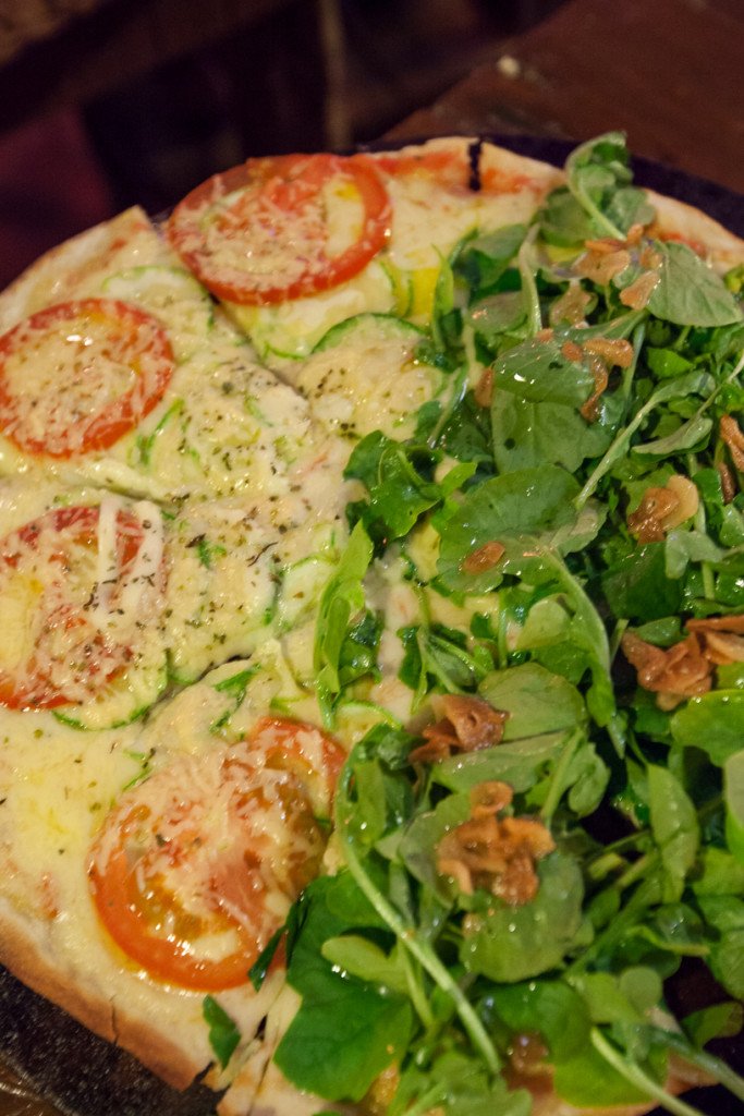 Pizza de abobrinha e agrião: outra boa do restaurante da pousada Vizinho das Estrelas Pizza de abobrinha e agrião: outra boa do restaurante da pousada Vizinho das Estrelas