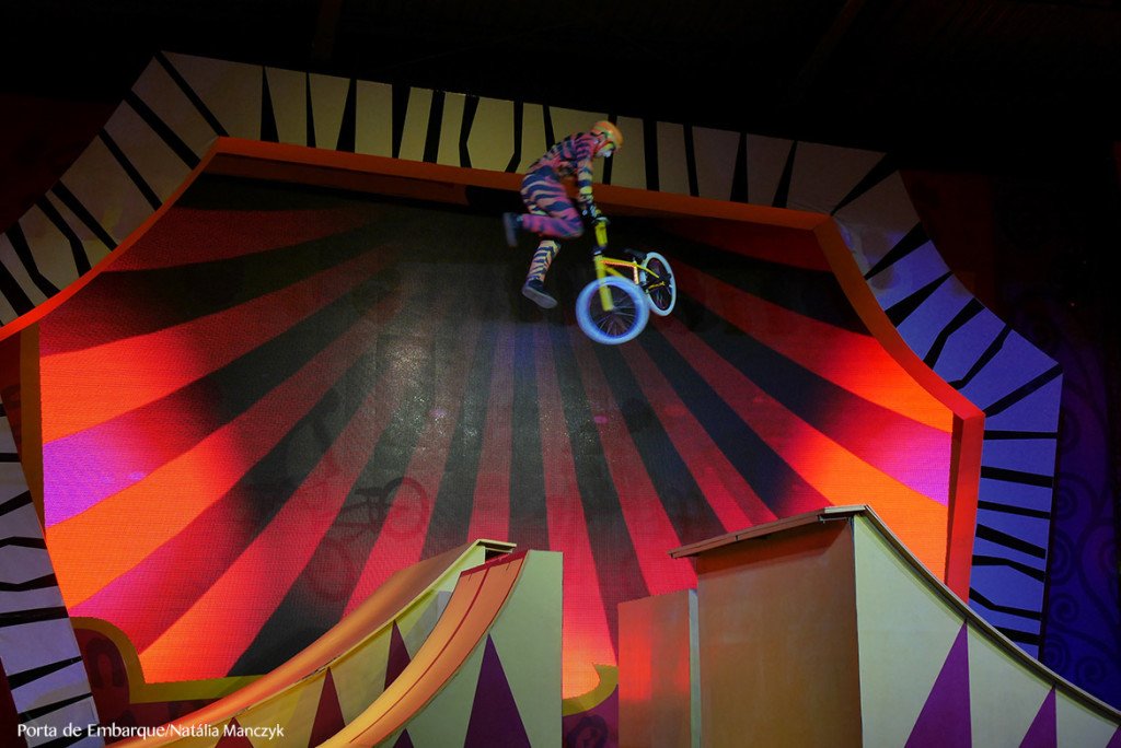 O show madagascar também tem números de circo, mas intercalados com os personagens do filme O show madagascar também tem números de circo, mas intercalados com os personagens do filme