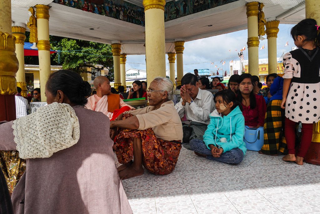 O povo de Myanmar é super religioso, e na pedra dourada não é diferente O povo de Myanmar é super religioso, e na pedra dourada não é diferente