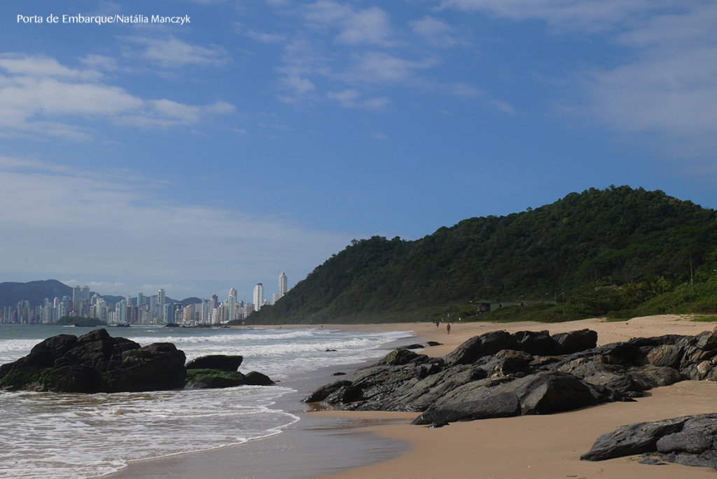 A Praia dos Amores, na frente do Inifnity Blue fica do lado da agitada praia do centor mas é calminha A Praia dos Amores, na frente do Inifnity Blue fica do lado da agitada praia do centor mas é calminha