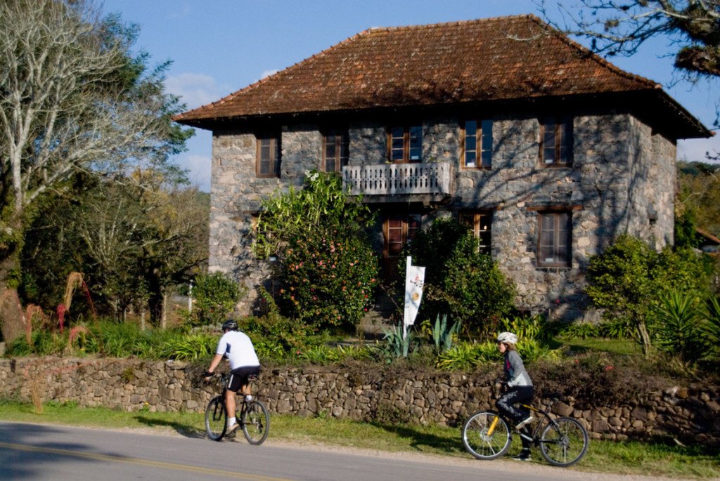 Passeio de bicicleta pelas vinícolas da Serra Gaúcha oferecido pelo hotel Dall'Onder Passeio de bicicleta pelas vinícolas da Serra Gaúcha oferecido pelo hotel Dall'Onder