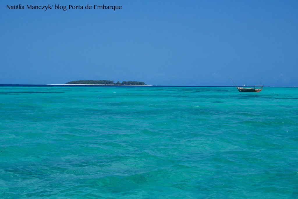 Ilha de Zanzibar na Tanzania, com o mar azul Ilha de Zanzibar na Tanzania, com o mar azul