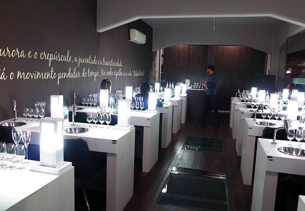 Sala de degustação de espumantes e vinhos na Vinícola Aurora, na Serra Gaúcha Sala de degustação de espumantes e vinhos na Vinícola Aurora, na Serra Gaúcha