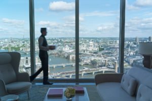 Sky Lobby, St Paul's view, with bellman - Shangri-La Hotel, At The Shard, London Shangri-La-Hotel, em Londres